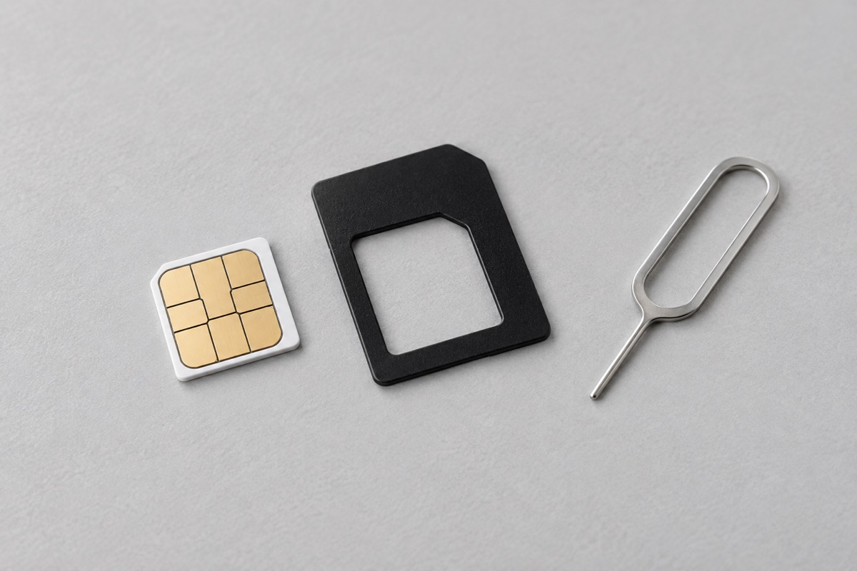 Chip SIM, adaptador e ferramenta para abrir a bandeja